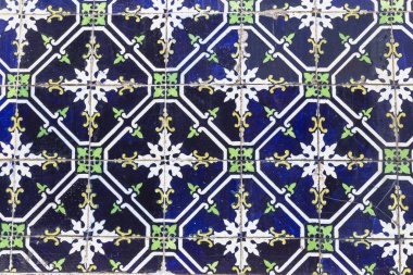 Azulezhu seramik kiremitlerle dekore edilmiş bir binanın duvarına yakın plan.