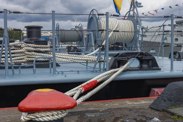 Rıhtıma Güçlü Bir Çapa Ipi Kullanarak Gemiyi Bağlamanın Bir Parçası — Stok fotoğraf