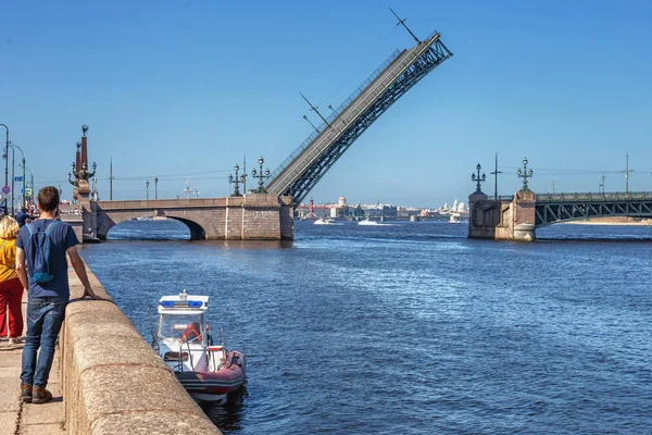Group Tourists Watching Rise Trinity Bridge Petersburg Passage Warships Participating — Stock Photo, Image