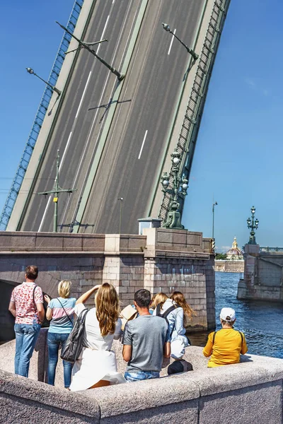 Group Tourists Watching Rise Trinity Bridge Petersburg Passage Warships Participating — Stock Photo, Image