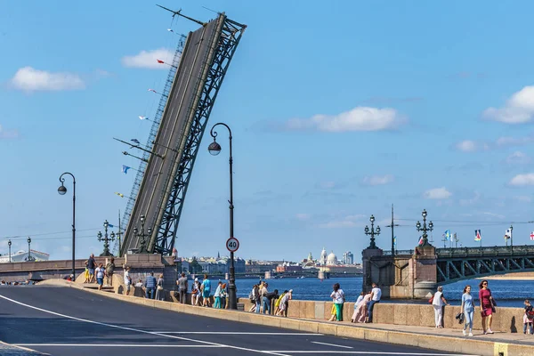 Petersburg Russia July 2019 Group Tourists Watching Rise Trinity Bridge — Stock Photo, Image