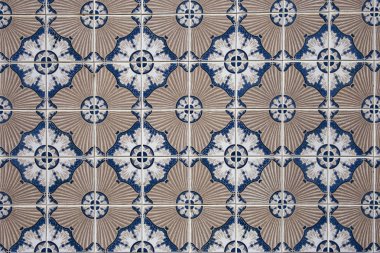 Portekiz 'in Porto şehrindeki bir evin dış duvarının bir parçası. Güzel geometrik desenli seramik fayanslarla süslenmiş.