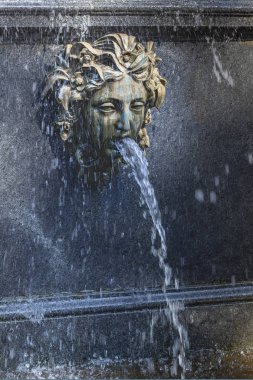 St. Petersburg 'un banliyösündeki Peterhof parkında bir kadın kafası şeklinde fıskiye.