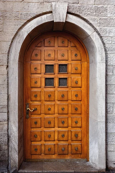 ドイツの街マインツの歴史的な部分に木製の装飾が施された美しいドア — ストック写真