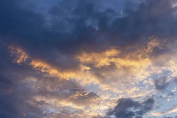 Večerní Obloha Mraky Krásně Osvětlené Sluncem Jako Přirozené Pozadí — Stock fotografie