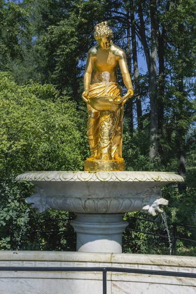 Fonte Forma Uma Mulher Com Uma Tigela Parque Peterhof Subúrbio — Fotografia de Stock