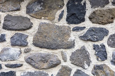 Arka plan olarak farklı renkte ve boyutlarda taşlardan oluşan eski taş kaldırımlar.