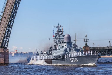 St. Petersburg, Rusya - 21 Temmuz 2019 - Boşanmış bir köprünün altındaki geçit sırasında Neva 'da savaş gemisi