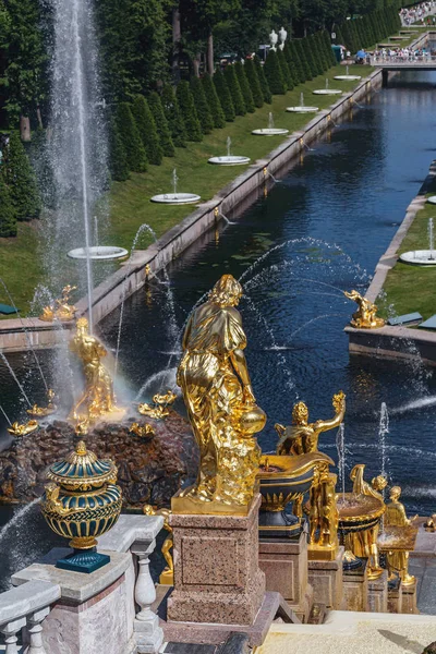 São Petersburgo Rússia Julho 2019 Esculturas Douradas Deuses Antigos Entre — Fotografia de Stock