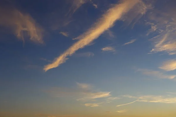 Modrá Obloha Cirrus Mraky Krásně Osvětlené Sluncem — Stock fotografie