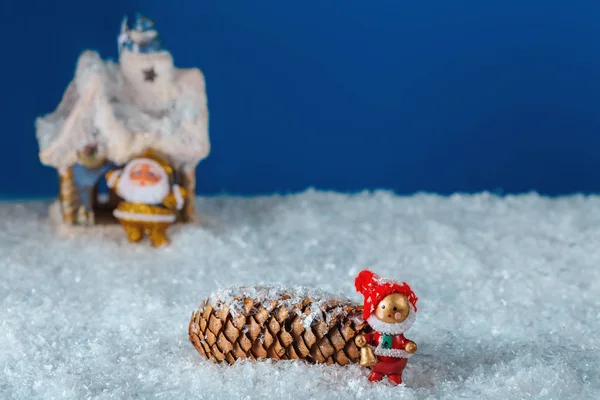 Composição Natal Com Cone Pinho Brinquedos Natal Fundo Neve Artificial — Fotografia de Stock