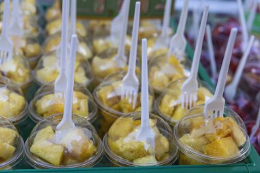 Doğal bir arka plan olarak plastik kaplarda olgun sulu kavun dilimleri