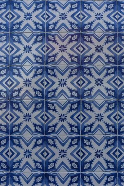 Fragment Zewnętrznej Ściany Domu Lizbonie Ozdobiony Płytkami Ceramicznymi Pięknym Geometrycznym — Zdjęcie stockowe