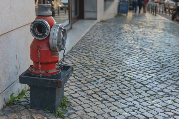 ポルトガルの首都リスボンの路上で火災を消火する街の消火栓 — ストック写真