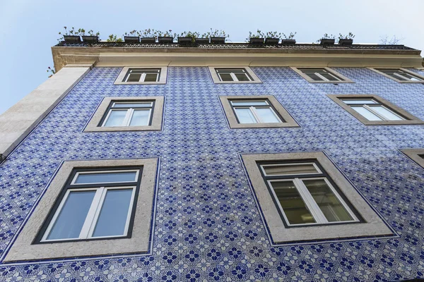 美しい幾何学模様のタイルで飾られたリスボンの家の外壁の断片 — ストック写真