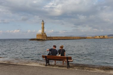 genç çift Chania Yunan kasabasının gezinti bir bankta istirahat