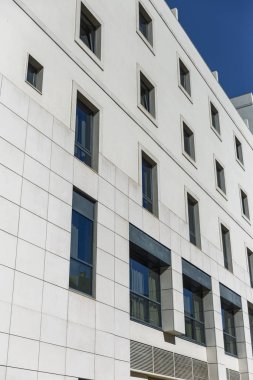 Modern bir iş merkezi binasının yan görünümü