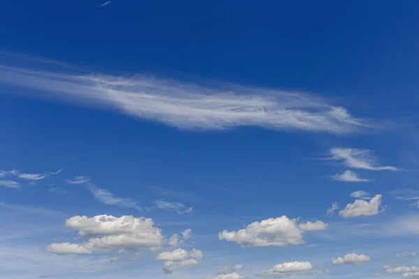 Doğal Bir Arka Plan Beyaz Bulutlar Ile Güzel Mavi Gökyüzü — Stok fotoğraf