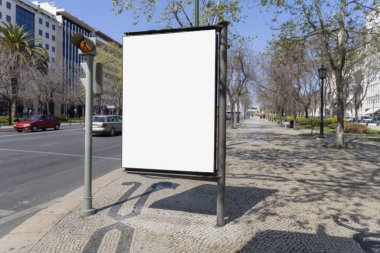 Portekizce capita merkezinde bulvarda metin mesajı için kopya alanı ile boş billboard