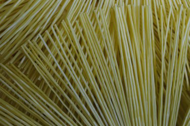 rasgele düzenlenmiş sarı yarı saydam çubuklar yakın çekim