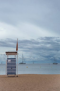 yatlar ve bulutlu bir gökyüzü bir arka plan ıssız bir akşam kumlu plajda çardak kurtarma hizmeti