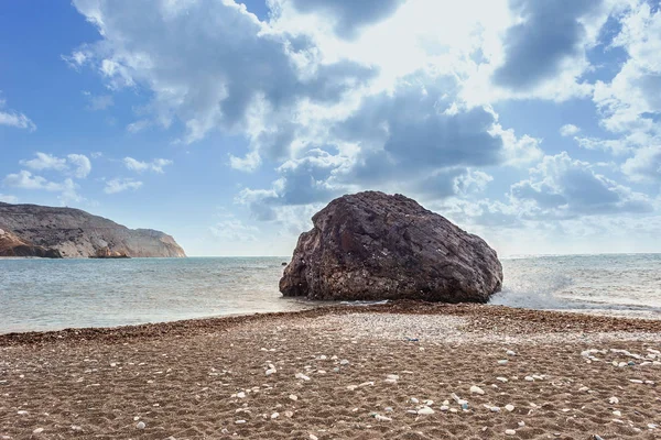 Fragmento Uma Praia Arenosa Rochosa Com Uma Grande Pedra Contra — Fotografia de Stock