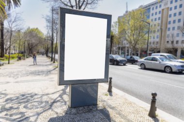 Portekizce capita merkezinde bulvarda metin mesajı için kopya alanı ile boş billboard