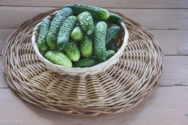 Vue Dessus Des Concombres Frais Dans Bol Osier Sur Une — Photo