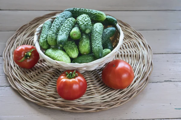 Tahta Bir Masada Hasır Bir Tabakta Salatalıkların Üst Görüntüsü Sağlıklı — Stok fotoğraf