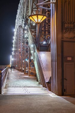 Aziz Petersburg 'daki Neva Nehri' nin karşısındaki Büyük Peter 'ın güzel metal köprüsü gece gökyüzüne karşı.