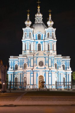 Rusya, St. Petersburg 'daki güzel Smolny Katedrali karanlık gece gökyüzüne karşı