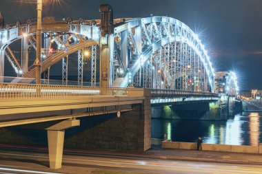 Aziz Petersburg 'daki Neva Nehri' nin karşısındaki Büyük Peter 'ın güzel metal köprüsü gece gökyüzüne karşı.