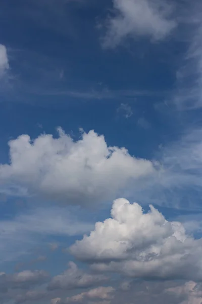 Céu Azul Bonito Com Nuvens Brancas Como Backgroun Natural — Fotografia de Stock