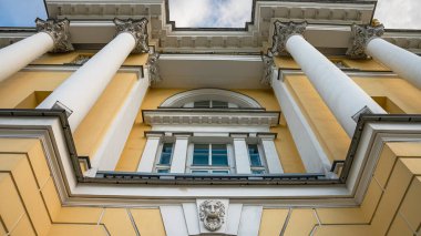 St. Petersburg, Rusya 'daki Anayasa Mahkemesi binasının heybetli cephesinin bir parçası.