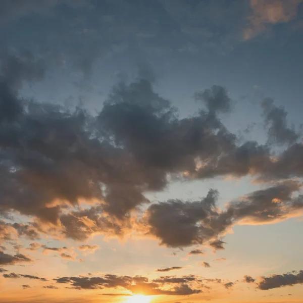 Slunce Zapadá Mraky Modré Večerní Obloze Jako Přirozené Pozadí — Stock fotografie