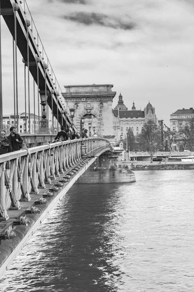 Budapeszt Węgry Marca 2017 Fragment Słynnego Mostu Łańcuchowego Pieszymi Nim — Zdjęcie stockowe