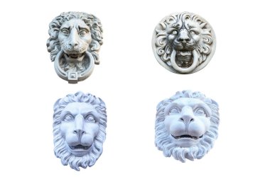 Binanın ön cephesini süslemek için beyaz arka planda dört tane aslan başı alçıdan heykeli.