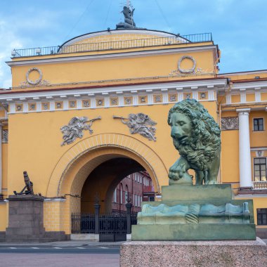 Rusya 'nın başkenti St. Petersburg' da bir aslanın heykeli.