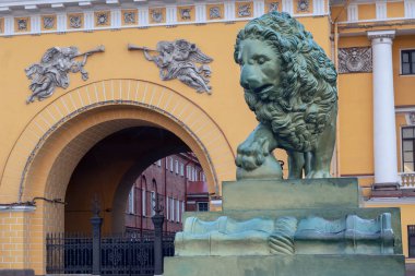 Rusya 'nın başkenti St. Petersburg' da bir aslanın heykeli.
