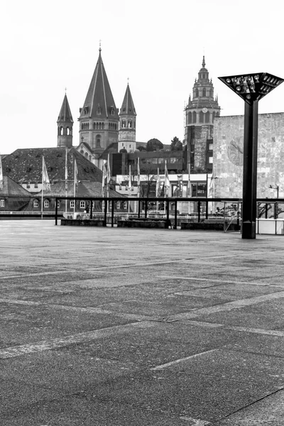 現代的な街灯とドイツのマインツの美しい古い大聖堂と空の広場 — ストック写真