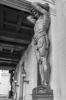 Atlantis heykelleri St. Petersburg, Rusya 'daki Kış Sarayı' nın kemerinde. Siyah beyaz fotoğraf.