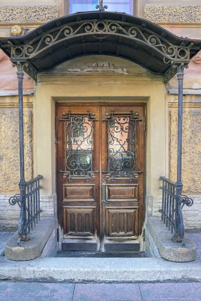 Porta Madeira Velha Com Ornamentos Metal Parte Histórica São Petersburgo — Fotografia de Stock