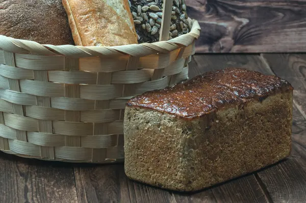 Прямоугольная Буханка Пшеничного Хлеба Запечённой Блестящей Корочкой Кухонном Столе — стоковое фото