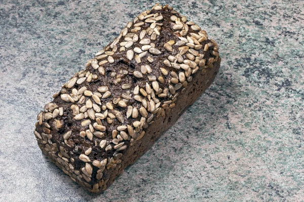 Прямоугольная Буханка Пшеничного Хлеба Зерновыми Брызгами Кухонном Столе — стоковое фото