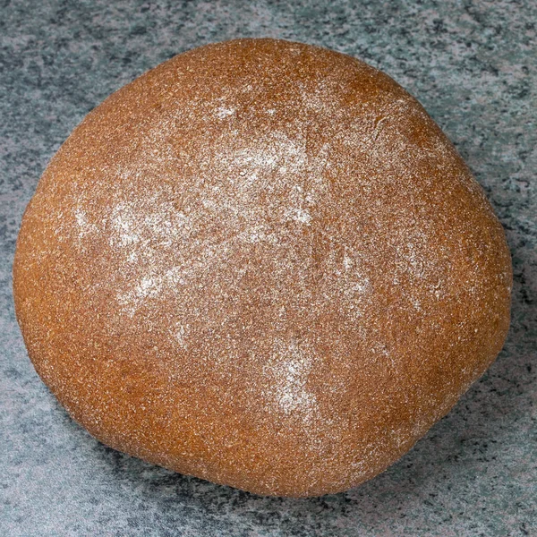 Una Pagnotta Rotonda Pane Grano Con Una Crosta Lucida Forno — Foto Stock