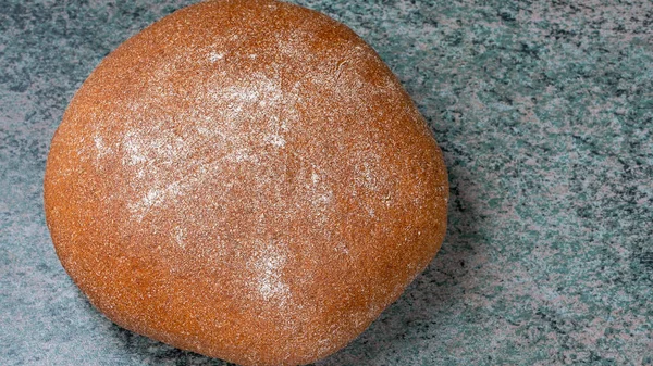 Una Pagnotta Rotonda Pane Grano Con Una Crosta Lucida Forno — Foto Stock