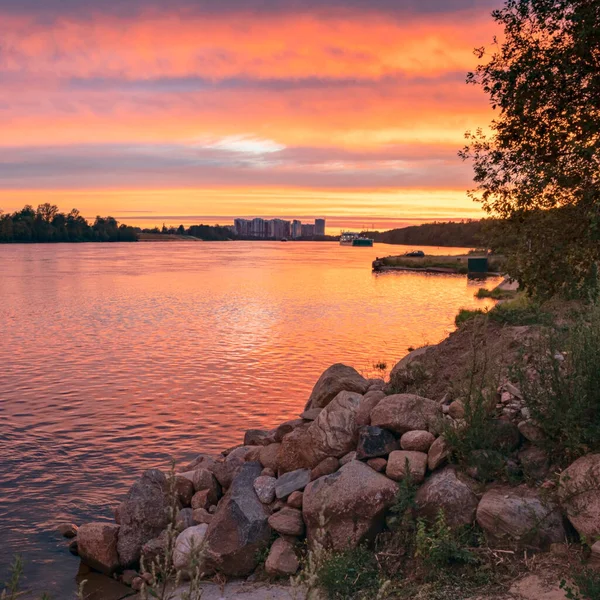 Splendidamente Soleggiato Cielo Serale Sul Fiume Neva Con Gruppo Pietre — Foto Stock