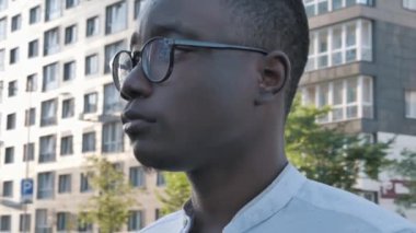 Genç, ciddi, kendine güvenen zenci bir işçinin yakın plan portresi, iş anlayışı, genç Afrikalı iş adamı.