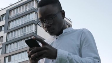 Harika mutlu iş adamı iyi haber mesajı alıyor. Heyecanlı erkek kazanan akıllı telefona bakarak başarıyı kutluyor. Mobil zafer kavramı