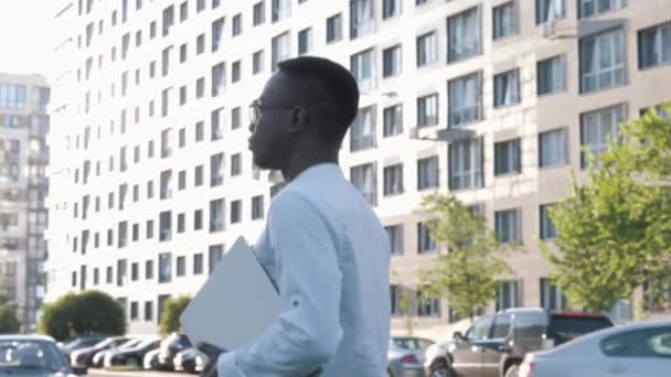 肖像画深刻な顔アフリカ系アメリカ人の男性は、都市で楽しむカメラを見てハンサムな自信のあるライフスタイルストリート都市の魅力的なアップ自信屋外 — ストック動画